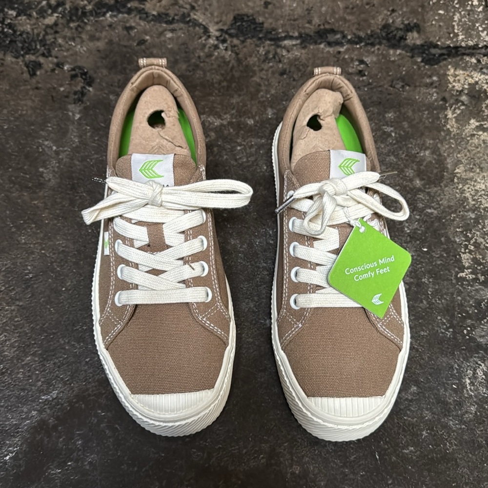 CARIUMA Sand Contrast Thread Canvas OCA LOW in Sand size 8 women or 6.5 men NWB
